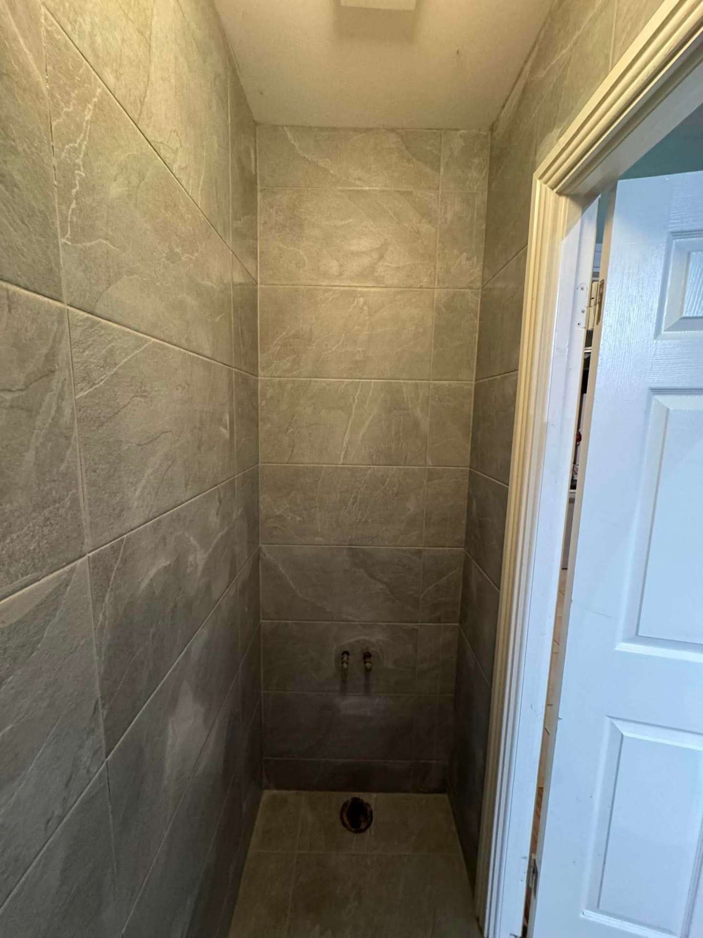 Slate-effect WC — finished walls and shower trap
